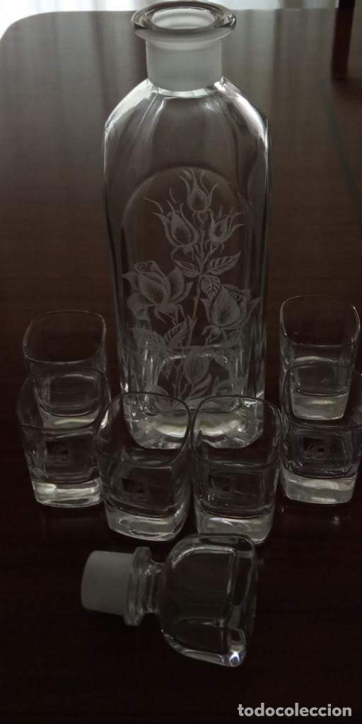 Antig&uuml;edades: licorera grabada a mano con 6 vasos de chupito - Foto 3