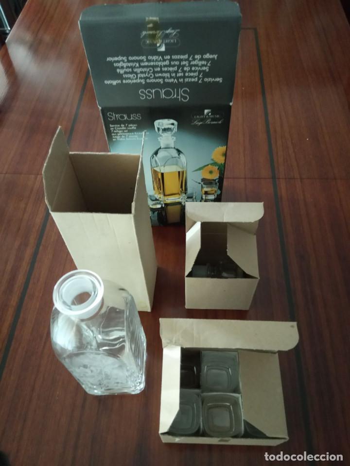 Antig&uuml;edades: licorera grabada a mano con 6 vasos de chupito - Foto 4
