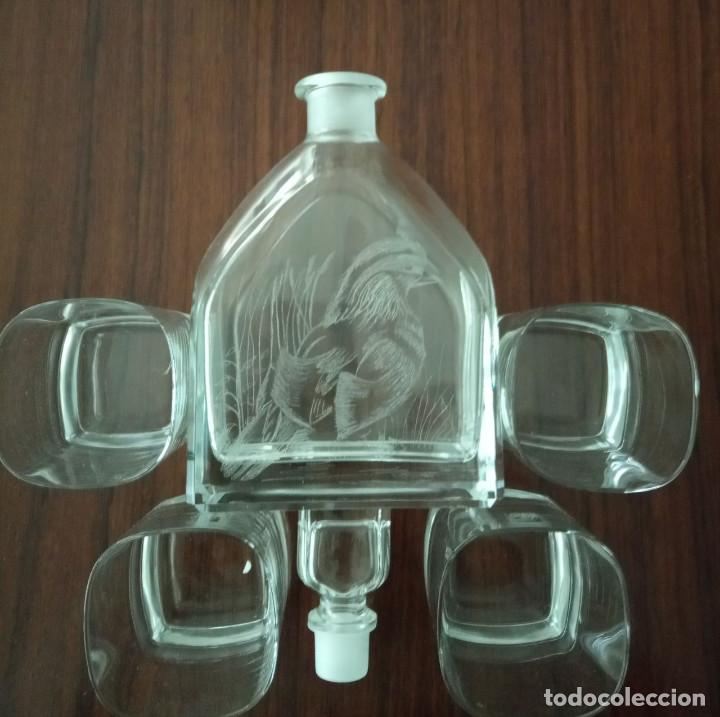 Antig&uuml;edades: Licorera grabada a mano con 4 vasos - Foto 1