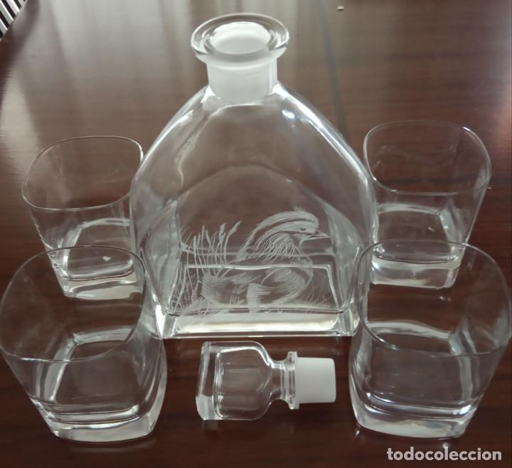 Antig&uuml;edades: Licorera grabada a mano con 4 vasos - Foto 2