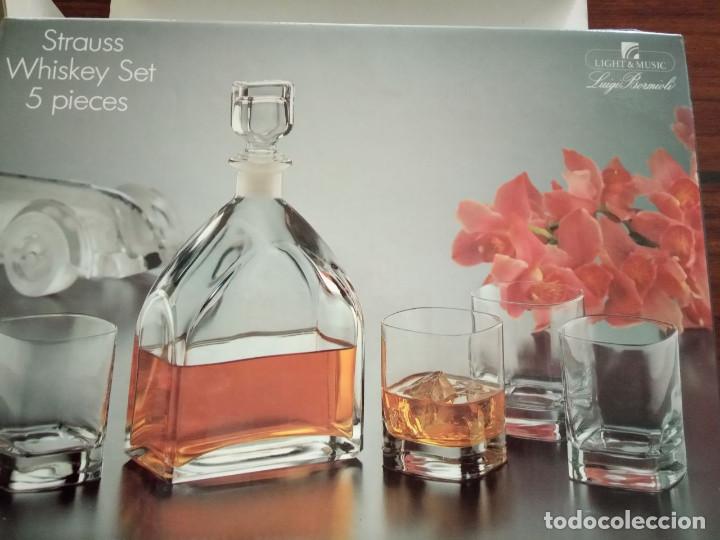 Antig&uuml;edades: Licorera grabada a mano con 4 vasos - Foto 3