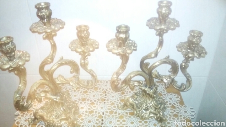 Antig&uuml;edades: Pareja de candelabros y reloj de bronce - Foto 2