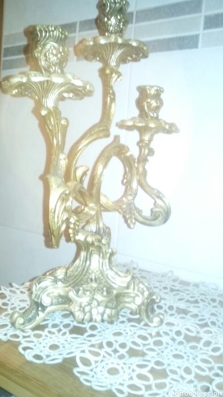 Antig&uuml;edades: Pareja de candelabros y reloj de bronce - Foto 3