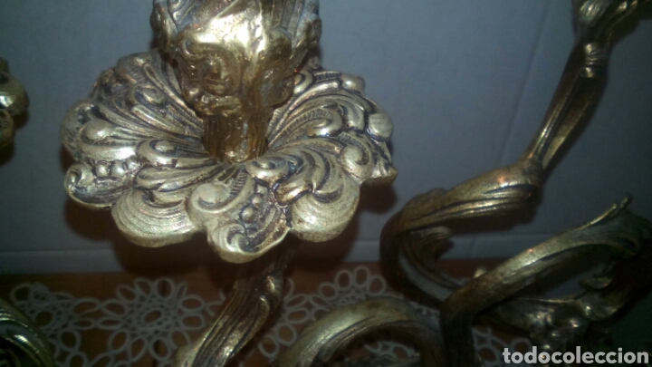 Antig&uuml;edades: Pareja de candelabros y reloj de bronce - Foto 7