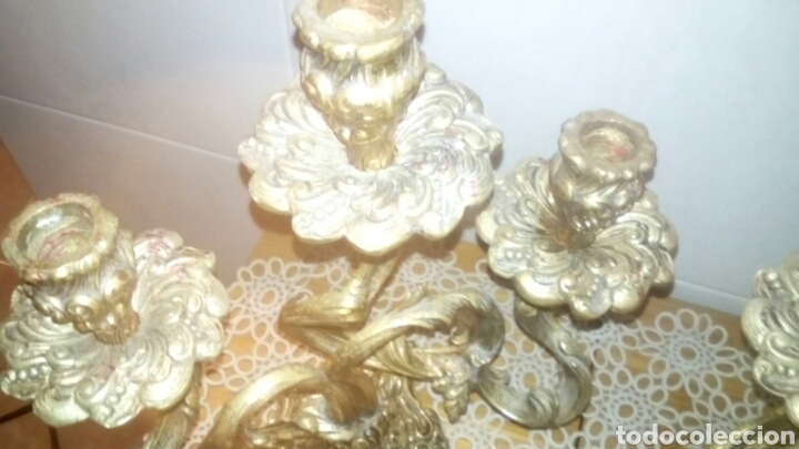 Antig&uuml;edades: Pareja de candelabros y reloj de bronce - Foto 8