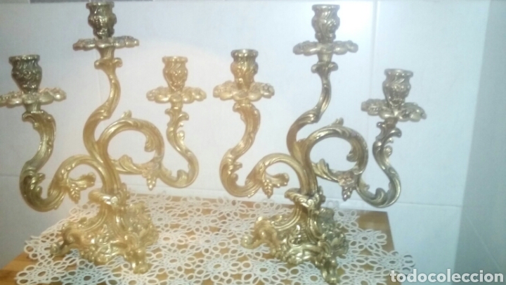 Antig&uuml;edades: Pareja de candelabros y reloj de bronce - Foto 1