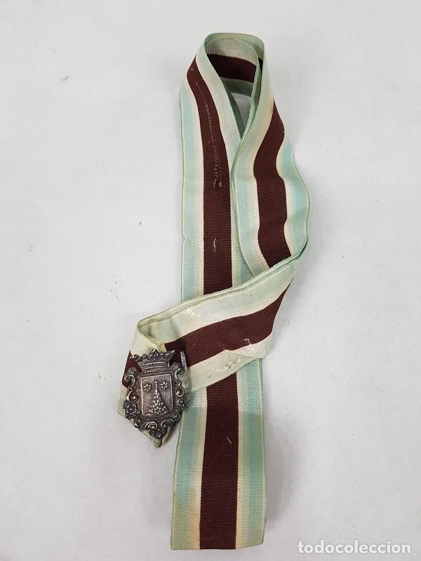 Antig&uuml;edades: BROCHE ANTIGUO DE PLATA CON CINTA DE SEDA - Foto 1