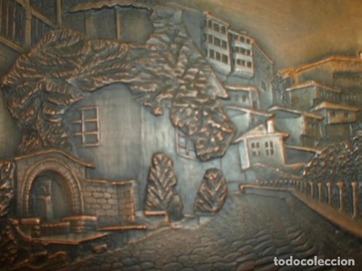 Antiquit&auml;ten: Cuadro en relieve paisaje casas cobre 19 X 19 cm. marco madera 24 X 24 cm.