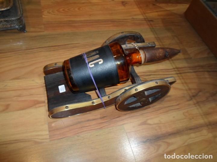 Antig&uuml;edades: Botellero carro de madera con ruedas y botella de co&ntilde;ac tap&oacute;n de madera.