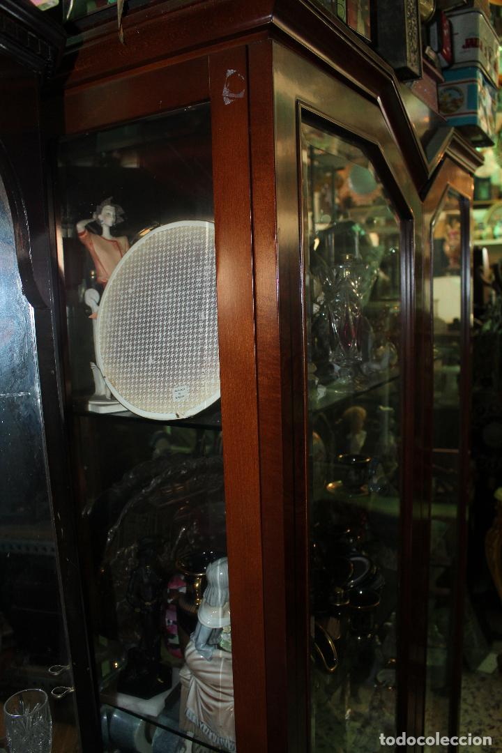 Antig&uuml;edades: vitrina en haya y madera de raiz - Foto 3