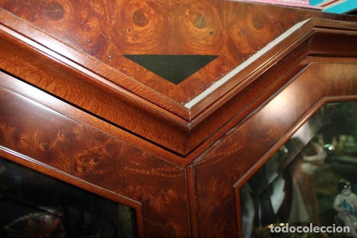 Antig&uuml;edades: vitrina en haya y madera de raiz - Foto 4