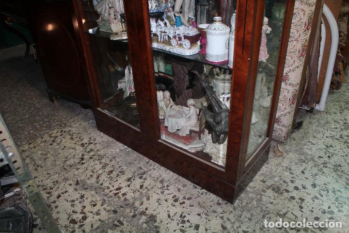 Antig&uuml;edades: vitrina en haya y madera de raiz - Foto 5