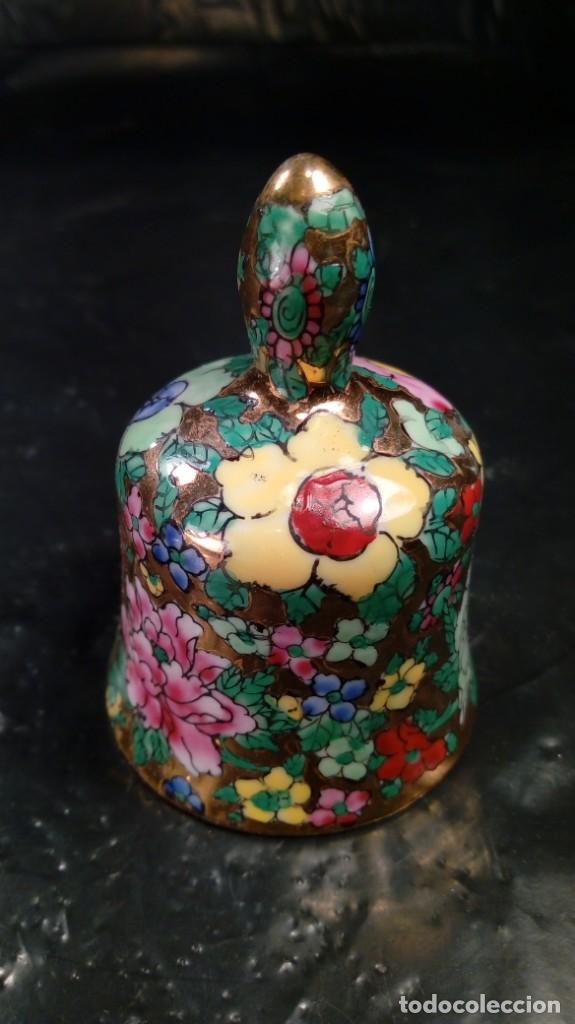 Antig&uuml;edades: CAMPANA DE SERVICIO EN PORCELANA PINTADA A MANO. CHINA. MITAD DEL S. XX.