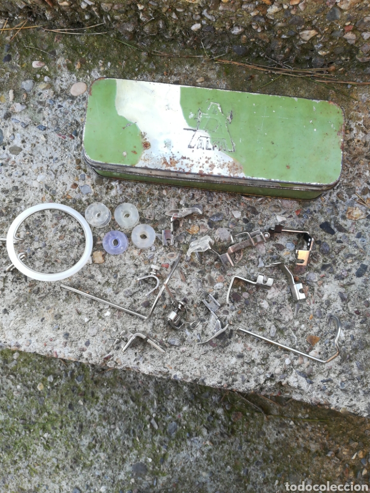 Antiques: Caja metal alfa con accesorios para m&aacute;quinas de coser