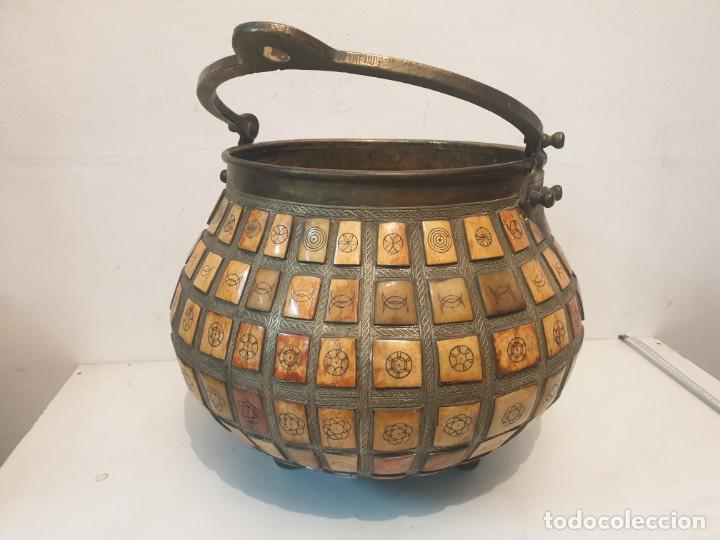 Antig&uuml;edades: CALDERO BRONCE CON INCRUSTACIONES PIEDRAS - Foto 1