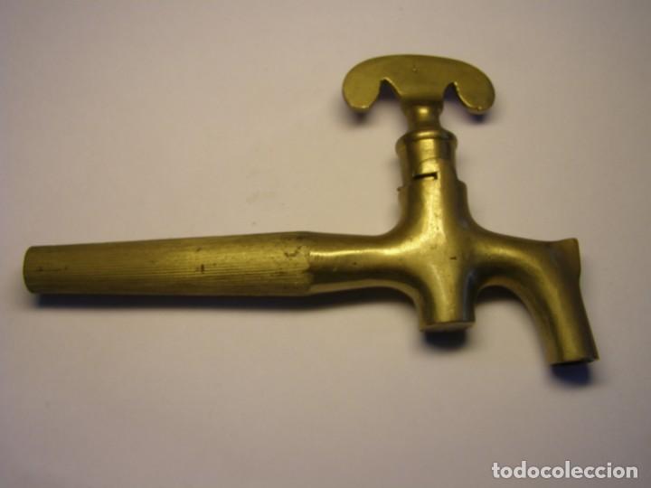 Antig&uuml;edades: Antiguo grifo de tonel de vino, principios siglo XX o finales siglo XIX. Sin usar. N&ordm; 4.