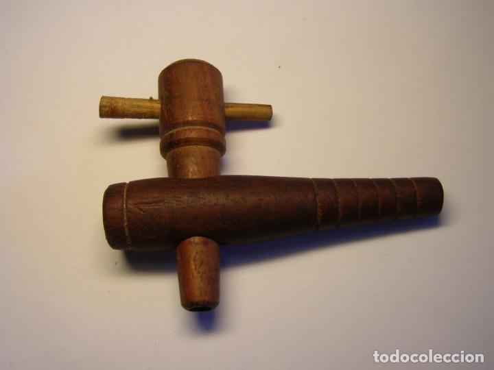 Antig&uuml;edades: Antiguo grifo de tonel de vino, de madera, principios siglo XX o finales siglo XIX. Sin usar. N&ordm; 1.