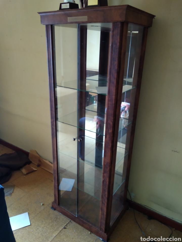 Antig&uuml;edades: Vitrina cl&aacute;sica de madera con luz - Foto 2