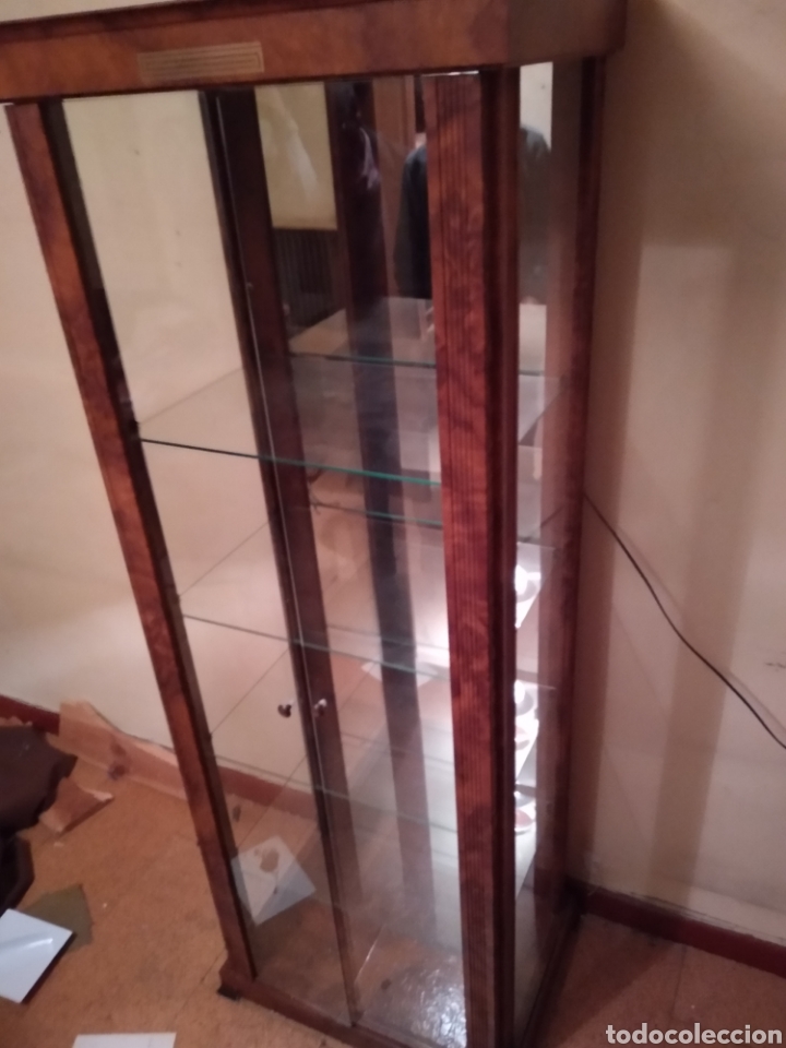 Antig&uuml;edades: Vitrina cl&aacute;sica de madera con luz - Foto 3