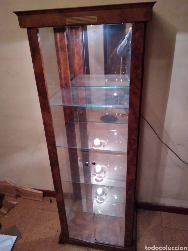 Antig&uuml;edades: Vitrina cl&aacute;sica de madera con luz - Foto 4
