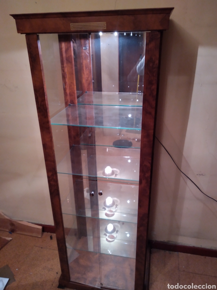 Antig&uuml;edades: Vitrina cl&aacute;sica de madera con luz - Foto 5