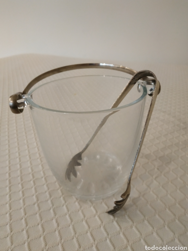 Antig&uuml;edades: Cubitera o cubo de cristal con pinzas