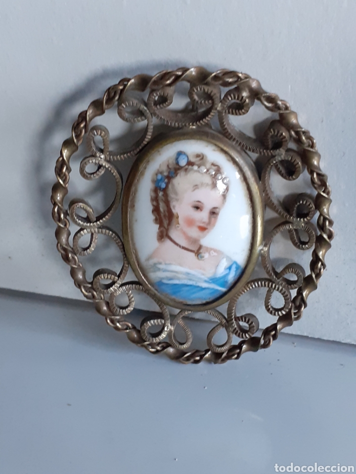 Antig&uuml;edades: Broche de bronce dorado de.forma oval - Foto 1