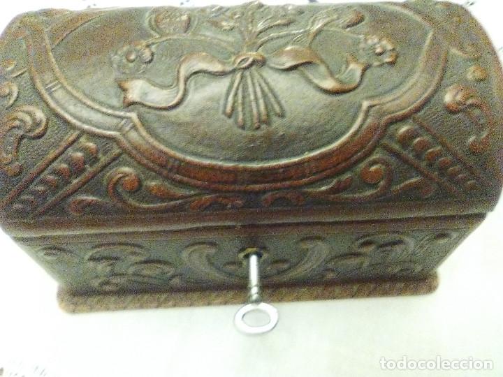 Antig&uuml;edades: ANTIGUO COFRE DE MADERA Y CUERO CON SU LLAVE - Foto 1