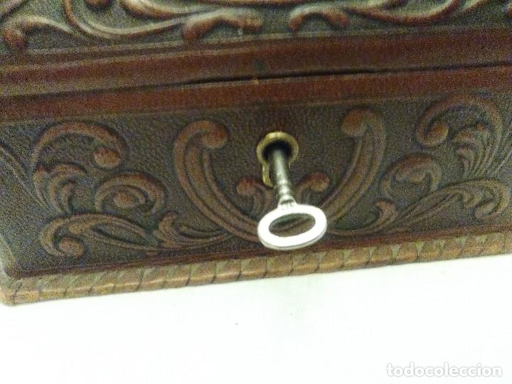 Antig&uuml;edades: ANTIGUO COFRE DE MADERA Y CUERO CON SU LLAVE - Foto 2