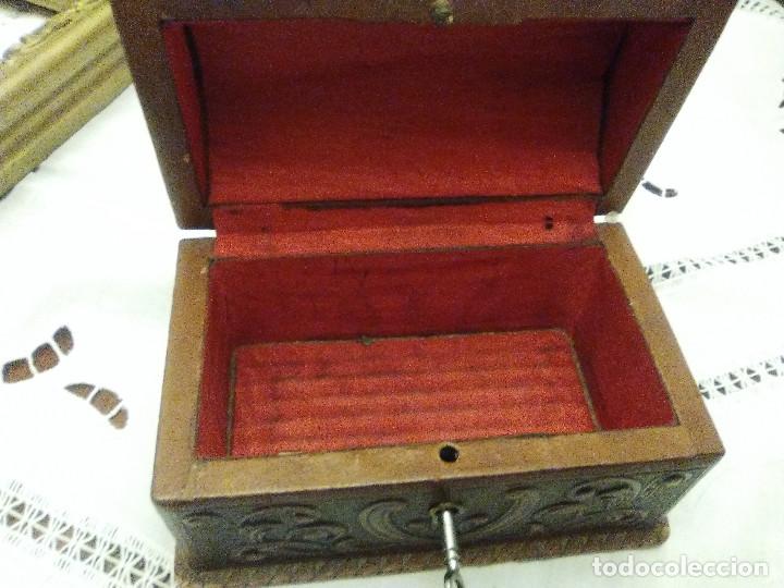 Antig&uuml;edades: ANTIGUO COFRE DE MADERA Y CUERO CON SU LLAVE - Foto 4