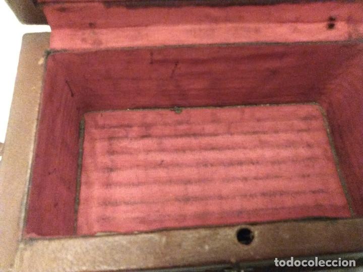 Antig&uuml;edades: ANTIGUO COFRE DE MADERA Y CUERO CON SU LLAVE - Foto 5