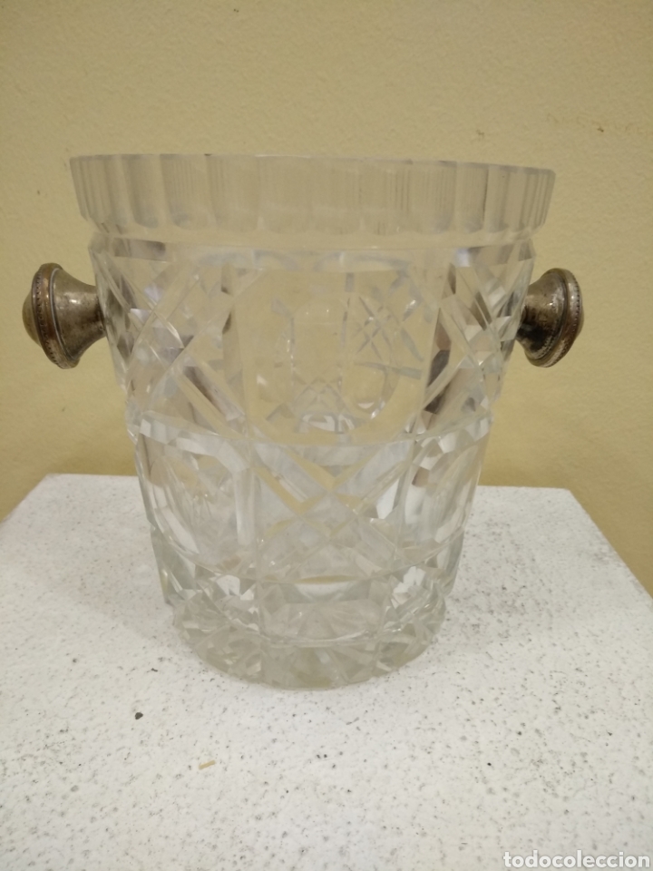 Antig&uuml;edades: Cubitera de cristal tallado y agarres en plata