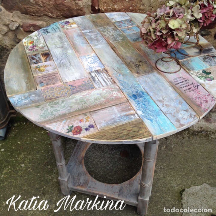 Antigua mesa camilla redonda restaurada y decorada con madera de palets  pintada a mano.