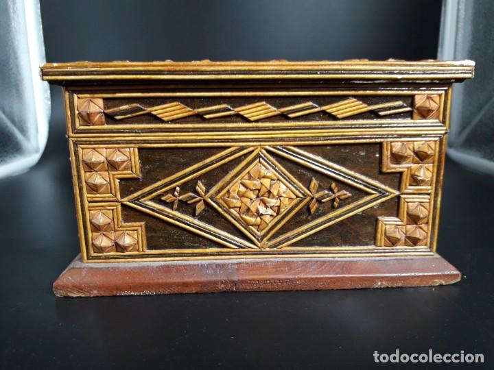 Antig&uuml;edades: Caja de madera - Foto 2