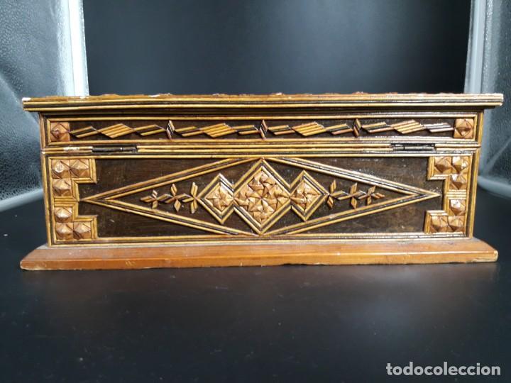 Antig&uuml;edades: Caja de madera - Foto 3