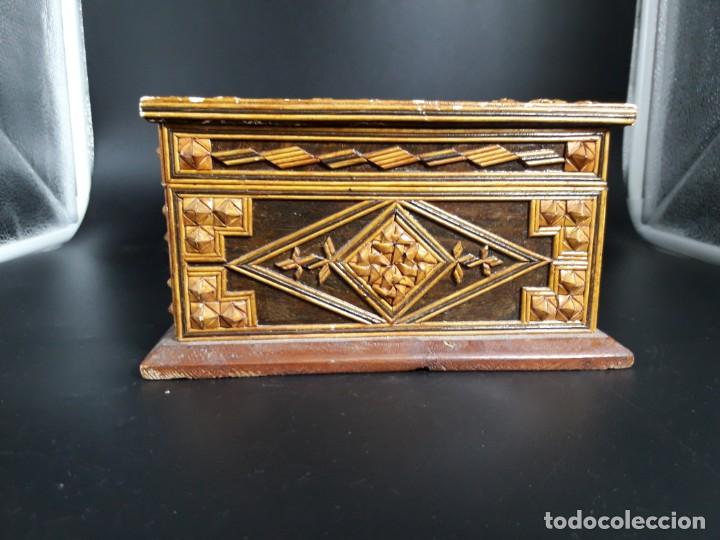 Antig&uuml;edades: Caja de madera - Foto 4