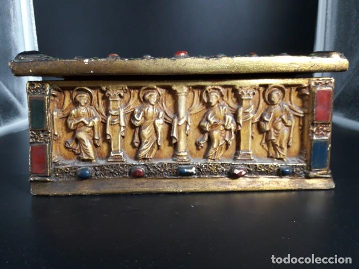 Antig&uuml;edades: Caja de madera y estuco decorada - Foto 1