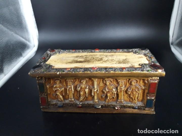 Antig&uuml;edades: Caja de madera y estuco decorada - Foto 2