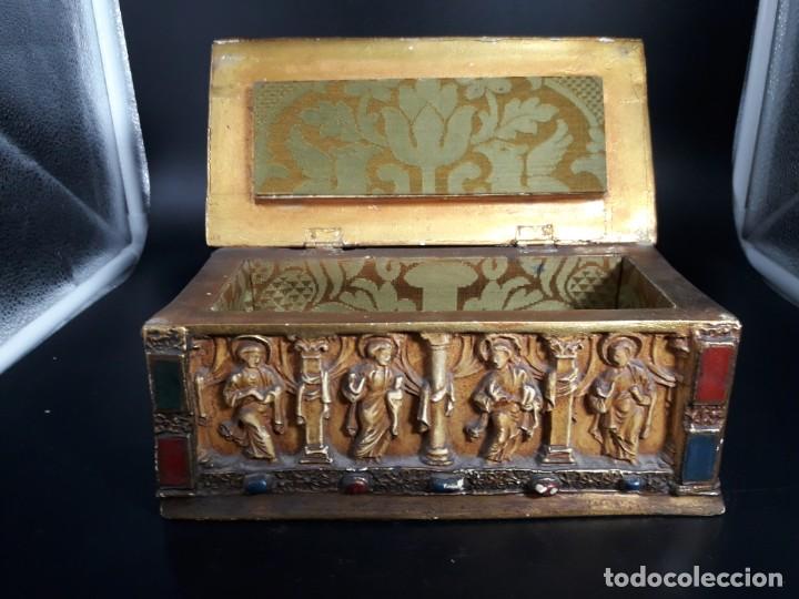 Antig&uuml;edades: Caja de madera y estuco decorada - Foto 3