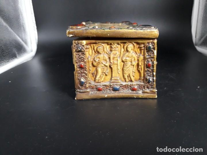 Antig&uuml;edades: Caja de madera y estuco decorada - Foto 4