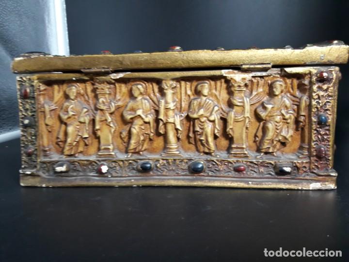 Antig&uuml;edades: Caja de madera y estuco decorada - Foto 5