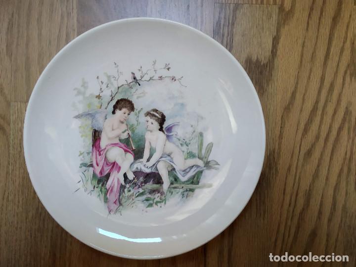 Antig&uuml;edades: Plato decorado a mano angeles - Foto 1