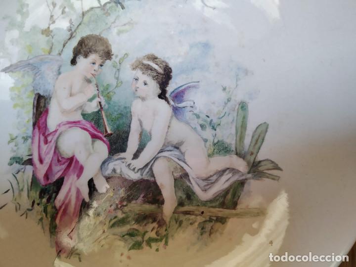 Antig&uuml;edades: Plato decorado a mano angeles - Foto 2