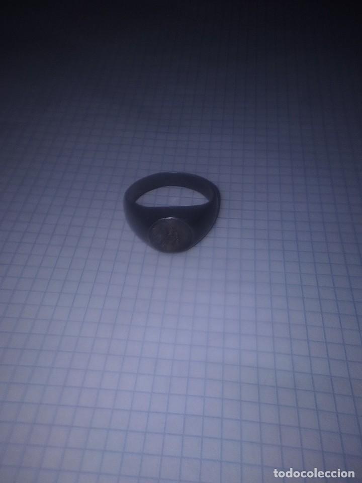 Antig&uuml;edades: Anillo con virgen de plata - Foto 1