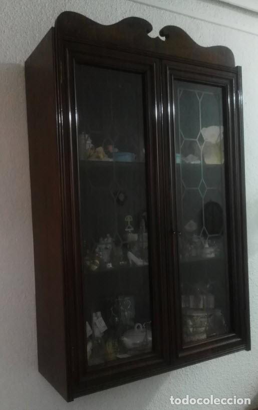 Expositor vitrina de cristal con dos baldas y base de madera con cerradura  - MCM
