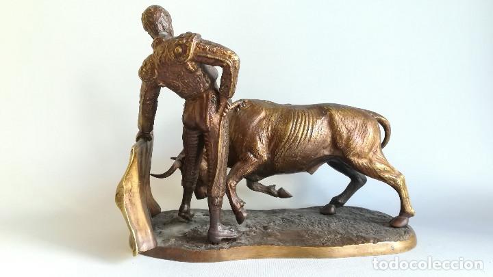 Antig&uuml;edades: FIGURA BRONCE TORO Y TORERO - Foto 2