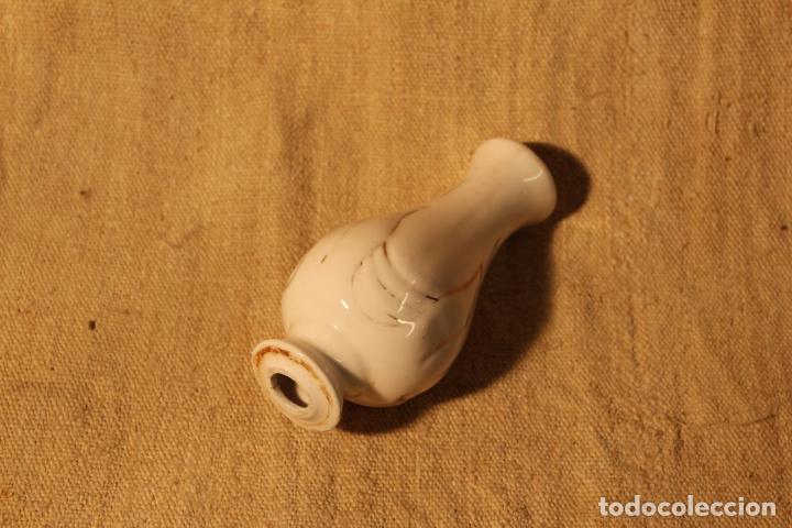 Antig&uuml;edades: pieza de lampara de loza - Foto 1