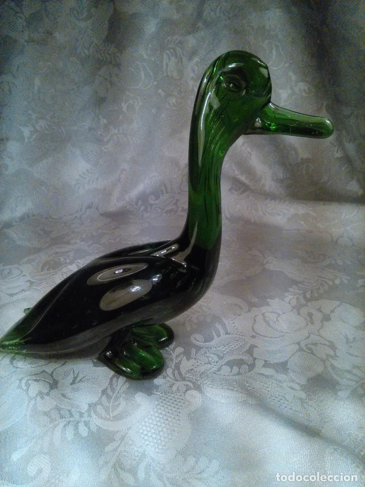 Antig&uuml;edades: PATO EN CRISTAL BULLICANTE DE MURANO. TRASL&Uacute;CIDO EN TONALIDAD VERDE Y BURBUJAS CONTROLADAS. ITALIA.