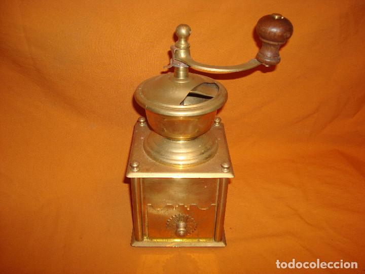 Antig&uuml;edades: Molinillo para moler cafe de bronce (dorado) - Foto 1