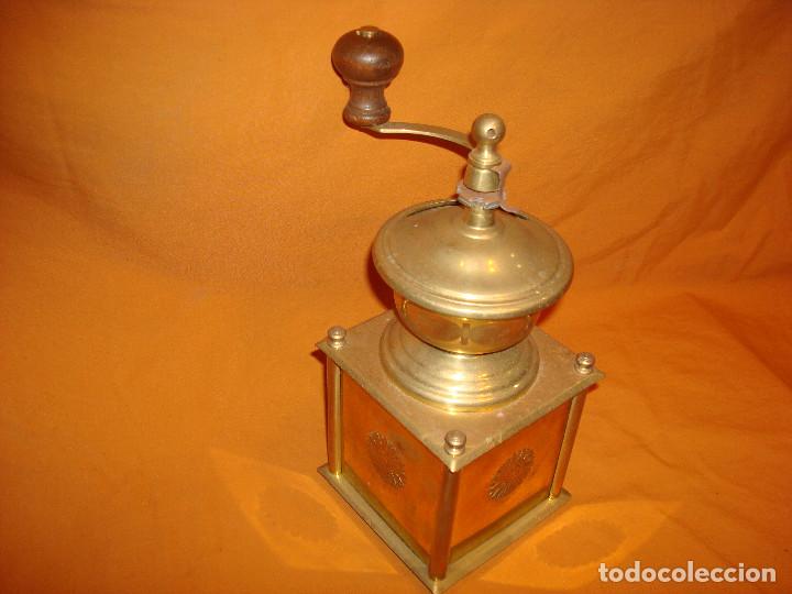 Antig&uuml;edades: Molinillo para moler cafe de bronce (dorado) - Foto 2